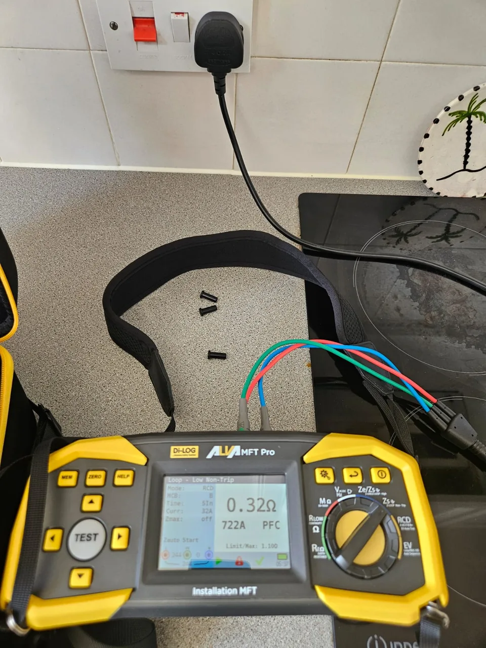 Electrical testing equipment connected to an installation